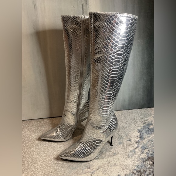 INC International Concepts Rajelp Silver Snake Knee High Boots - Size 7.5 (NIB) - Picture 7 of 16